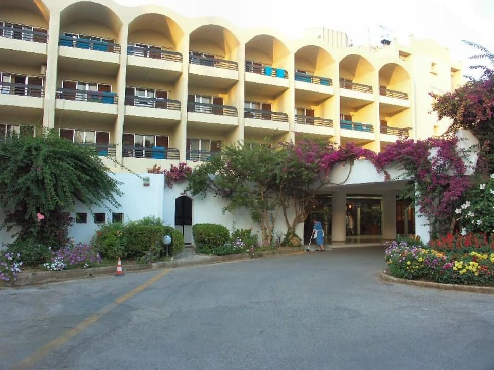 Eingang des Daphnila Bay Strassenseite Grecotel LUXME Daphnila Bay