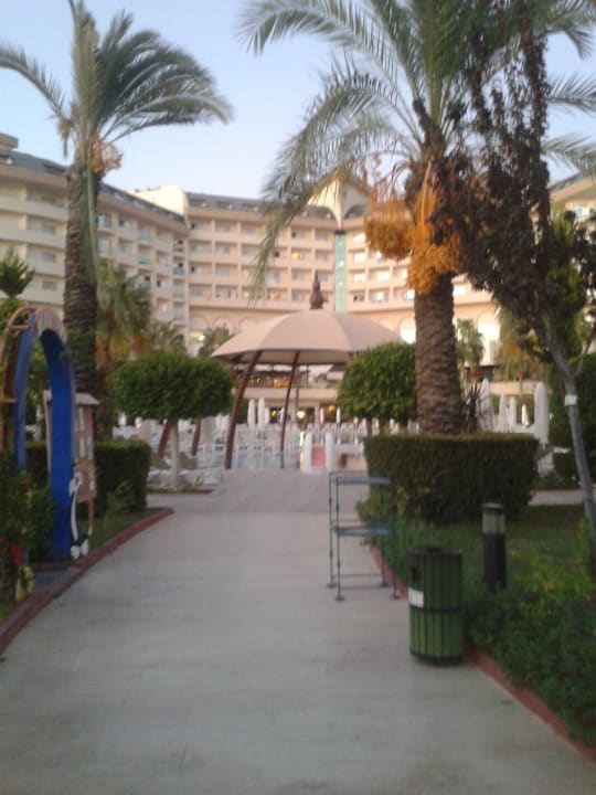 Parkanlage mit Blick auf den Pool und das Hotel Saphir Resort & Spa