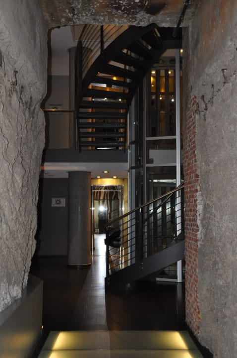 Treppe zur Bar Mövenpick Hotel Hamburg