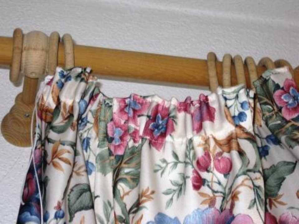 Gardine mit herausgerissenen Ringen Alphotel Tyrol