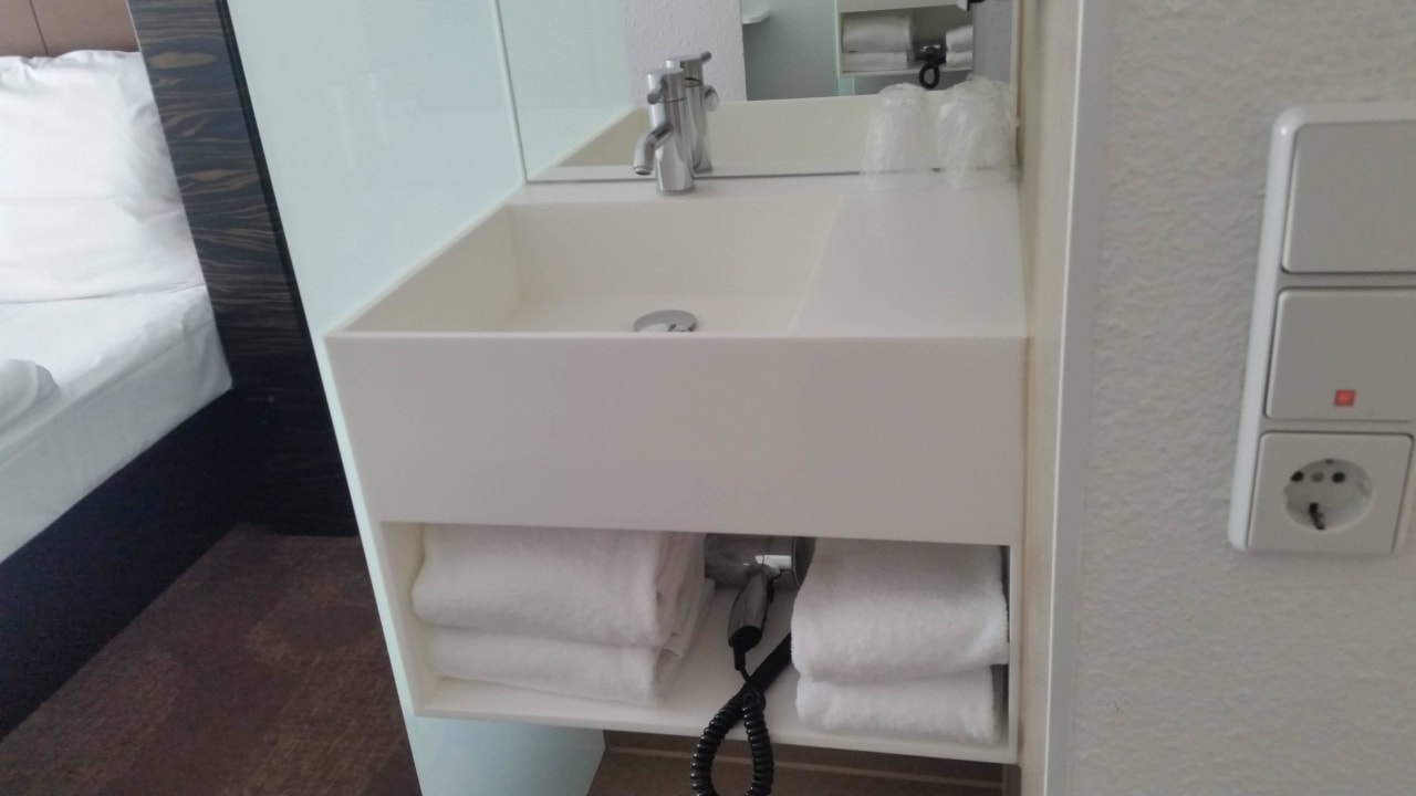 Waschbecken im Zimmer B&B Hotel Köln-West