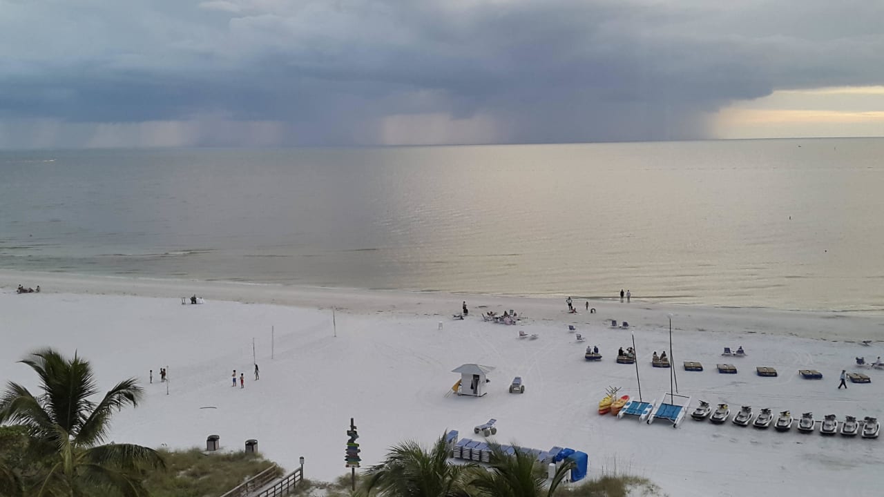 Ein Gewitter zog auf  Hotel Pink Shell Beach Resort