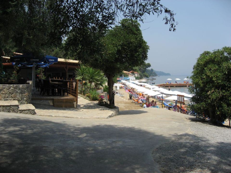 Hoteleigener Strand mit Strandbar Aeolos Beach Resort