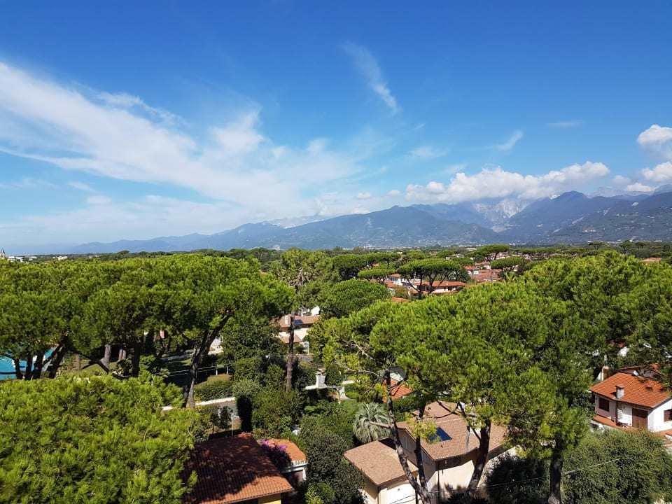 Widok z tarasu na dachu hotelu na góry Hotel Venezia Marina di Pietrasanta
