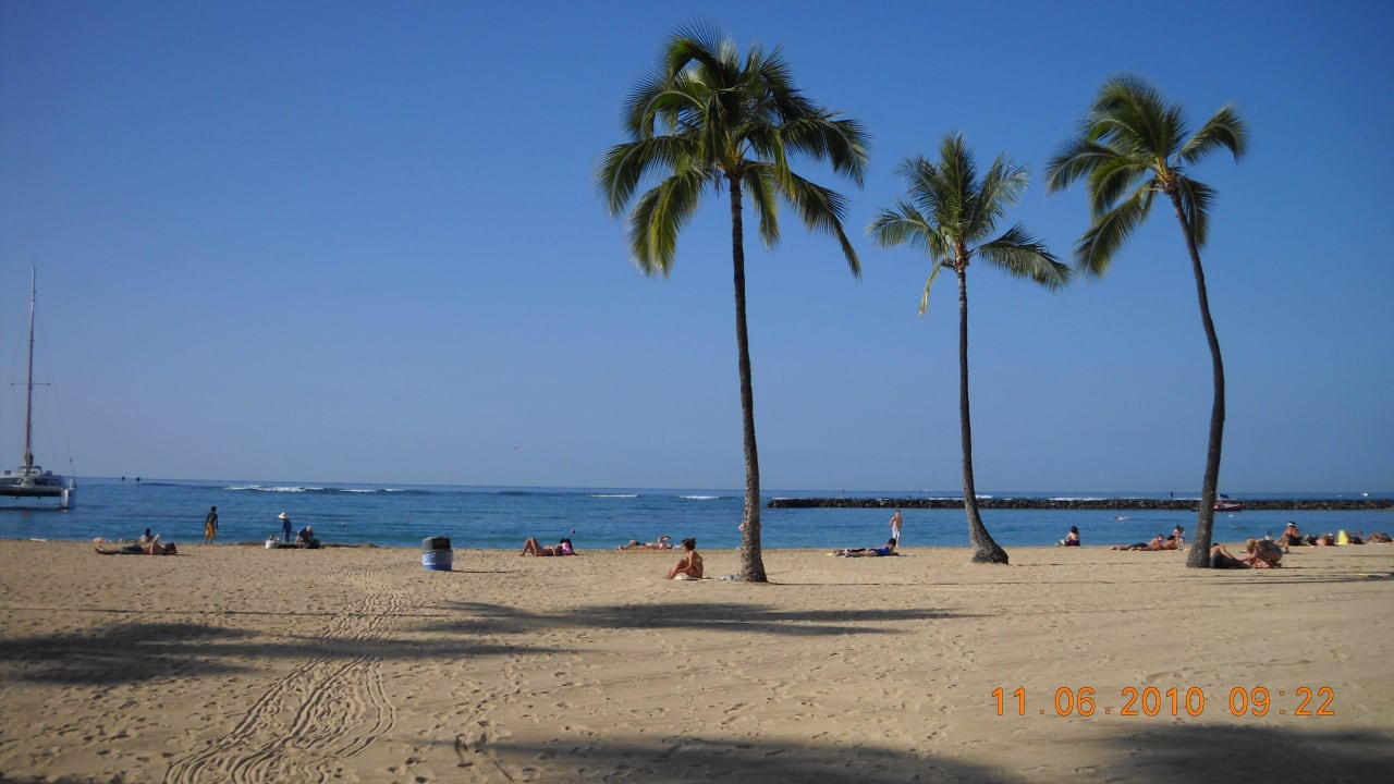 Пляж отеля Хилтон Hotel Aqua Palms at Waikiki