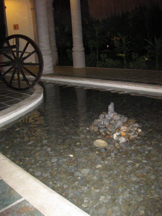 Wasserspiel im Lobbybereich Catalonia Playa Maroma