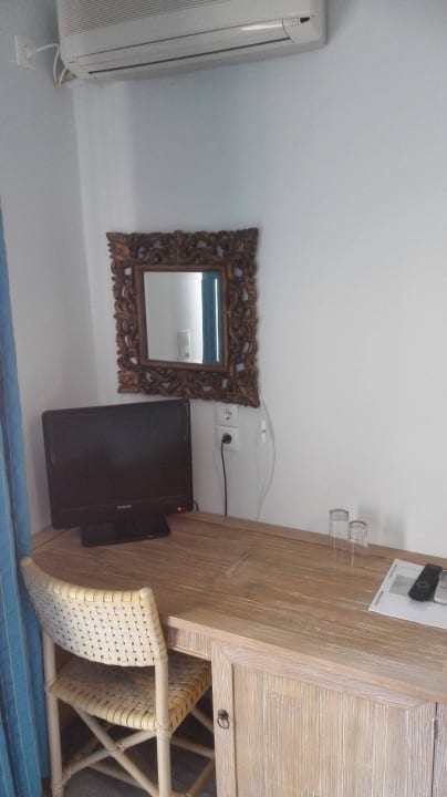 Schreibtisch + (Mini) TV Hotel Alesahne