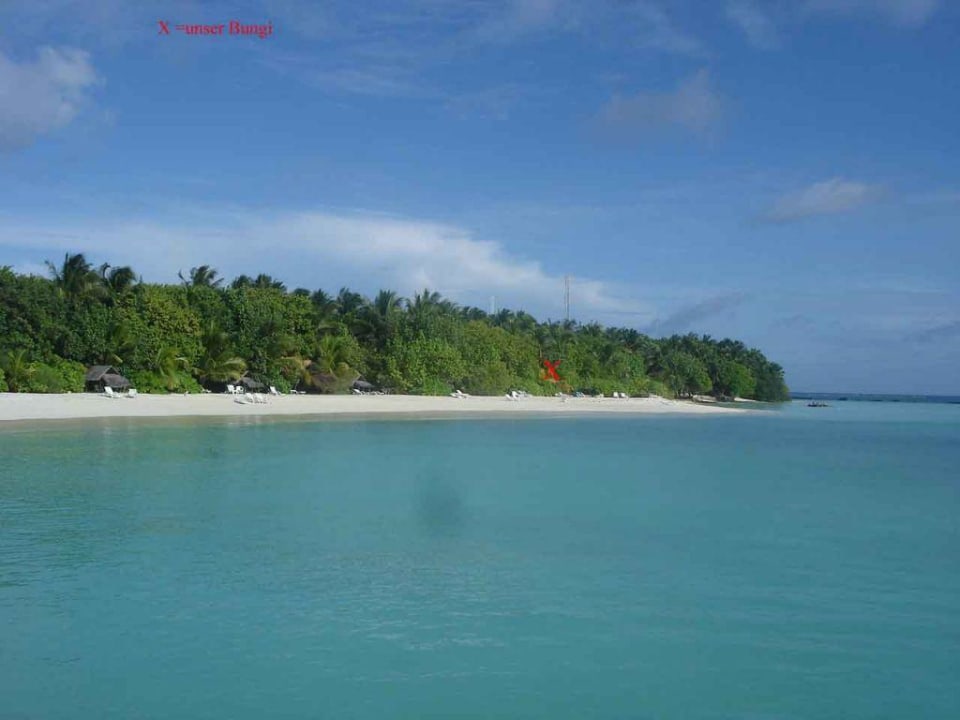 Blick vom Steg zum Strand Summer Island Maldives