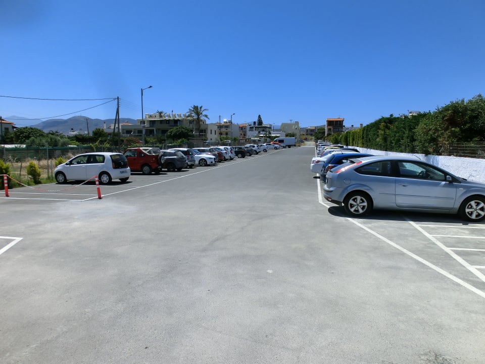 Kostenloser Parkplatz hinterm Hotel TUI BLUE Insula Alba