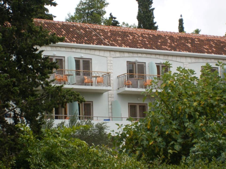 Blick vom Strand zum Hotel Aminess Vival Casa Velaris