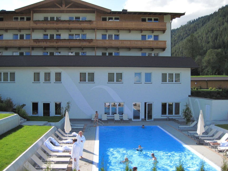 Pool draussen elaya hotel steinplatte