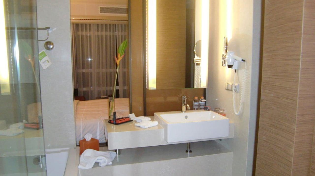 Badezimmer mit Durchblick Hotel Pullman Bangkok King Power