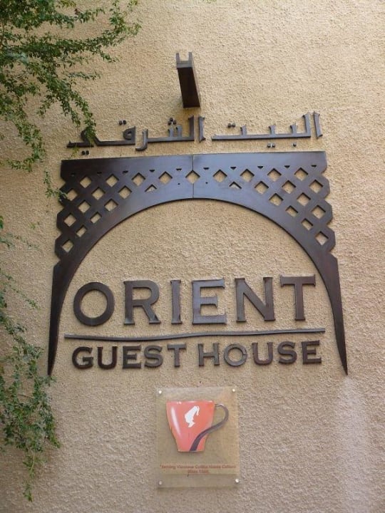 Hotellogo an der Hauswand Hotel Orient Guest House