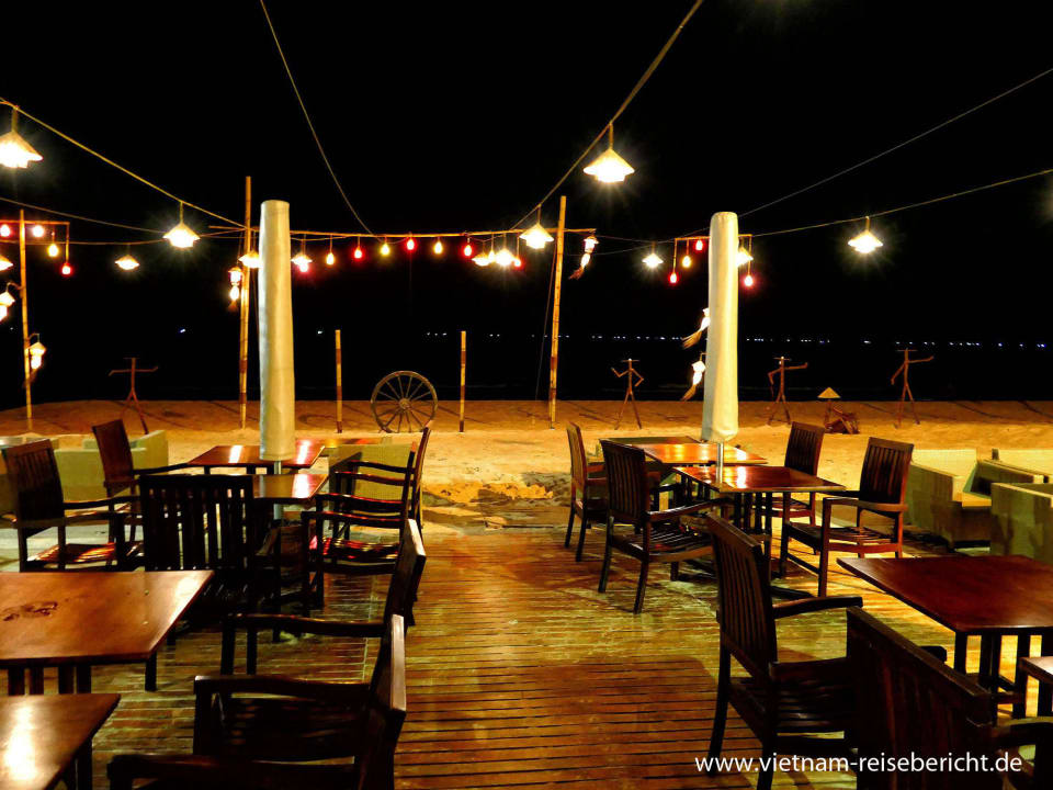Abends am Strand Bamboo Village Beach Resort & Spa