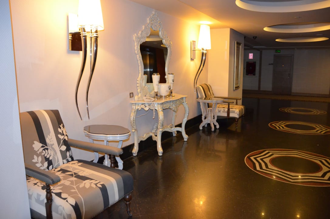 Wartezone für die Fahrstühle Hotel Delphin Imperial