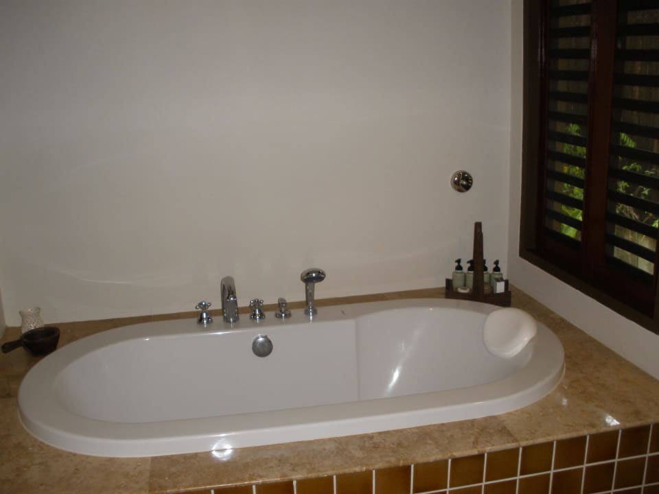 Badewanne im Deluxe Bungalow NH Collection Samui Peace Resort