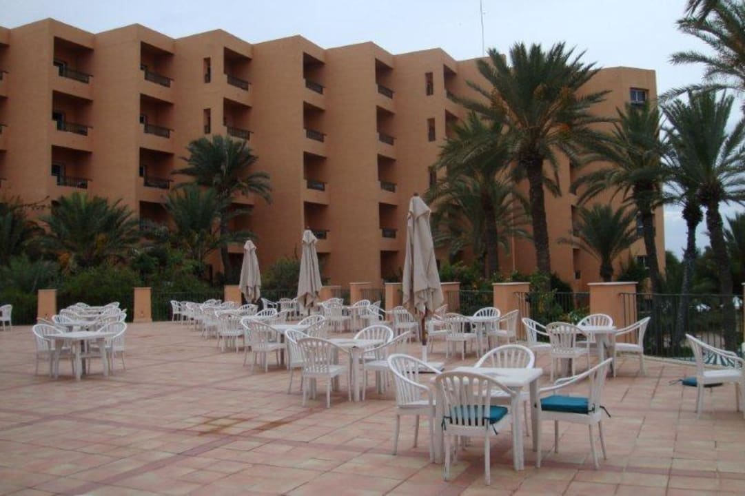 Widok na hotel z plaży El Ksar Resort & Thalasso