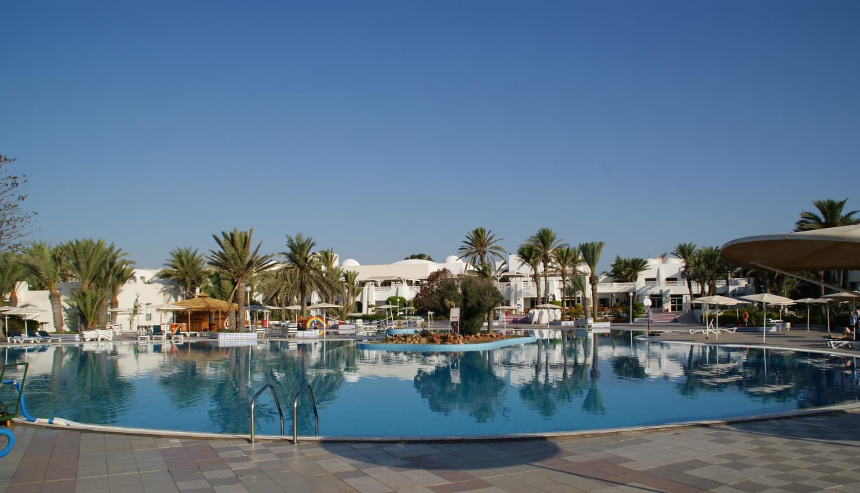 Hauptpool mit Haupthaus im Hintergrund Hotel El Mouradi Djerba Menzel