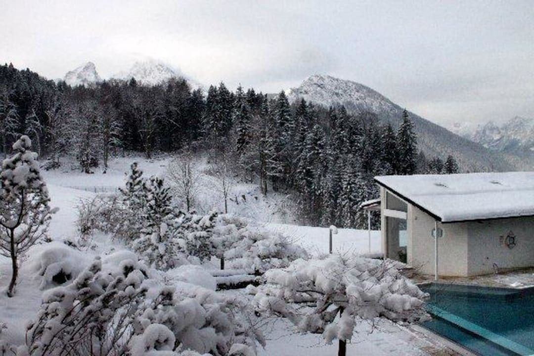 Blick vom Balkon zum Außenpool und Watzmann Alm- & Wellnesshotel Alpenhof