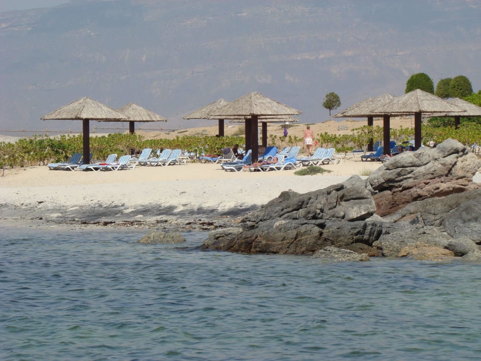 Strand unterhalb des Hotels Wyndham Garden Salalah Mirbat