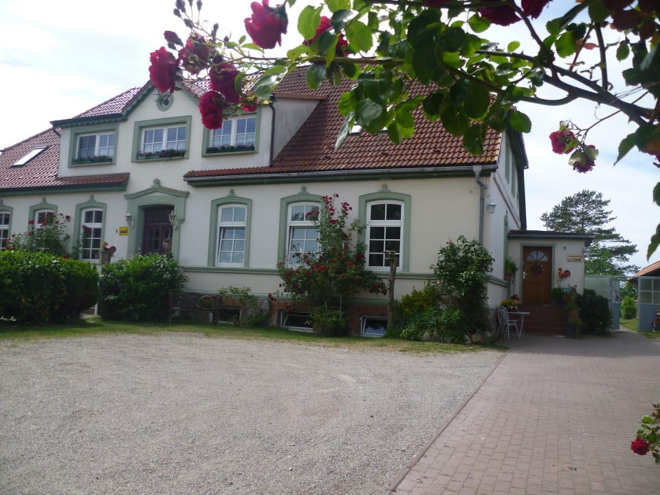 Gutshaus Eingang Pension Poeler Findling