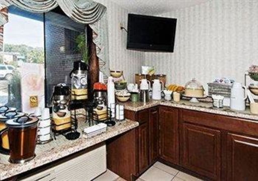 Continental  Breakfast  Hotel Quality Inn Mt. Vernon