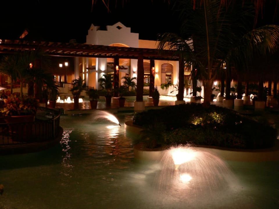 Hotelanlage bei Nacht... Iberostar Selection Paraiso Lindo
