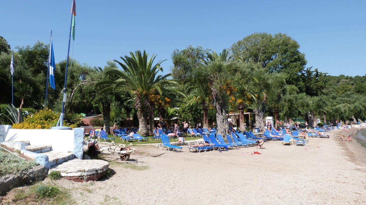 Liegebereich am Strand Grecotel LUXME Daphnila Bay