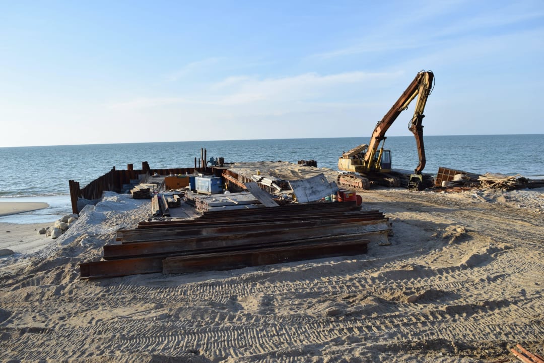 Riesen-Baustelle direkt am Strand vor dem Hotel Hard Rock Hotel Penang