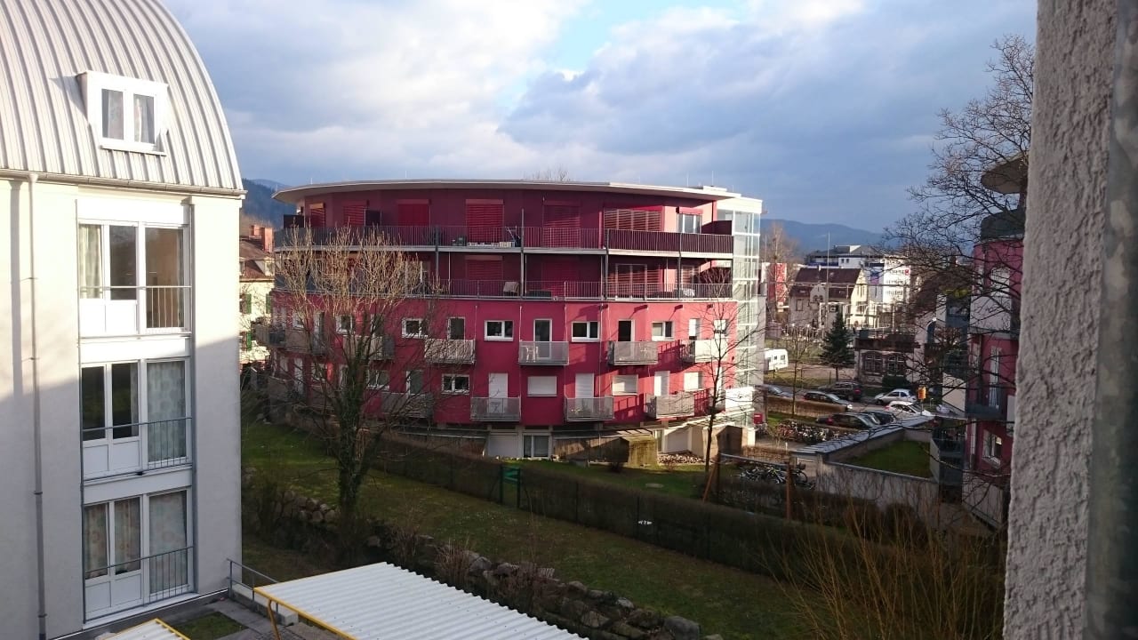 Im Hintergrund sind die Berge des Schwarzwalds  StayInn Freiburg Hostel & Gästehaus