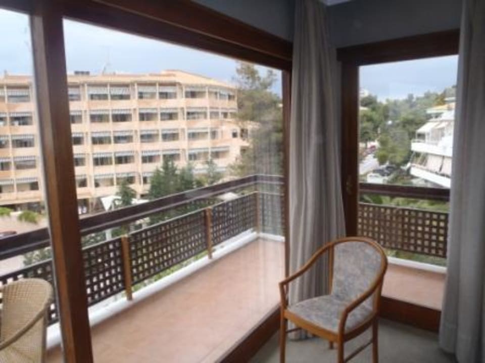 Widok z pokoju na ulicę Plaza Vouliagmeni Strand Hotel