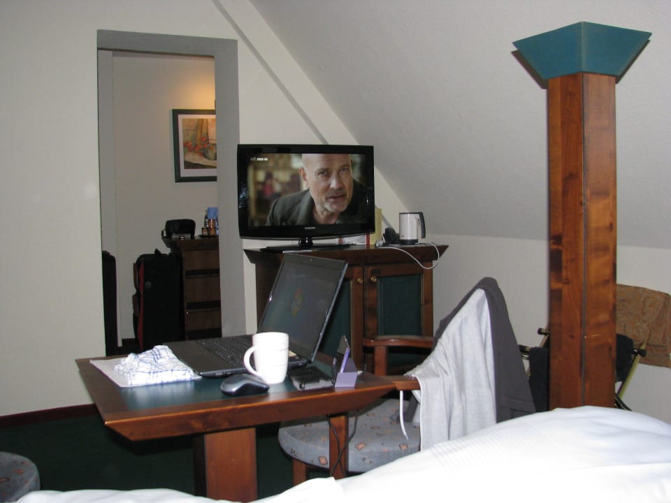 Pfosten im TV auf der rechten Bettseite Hotel Saigerhütte