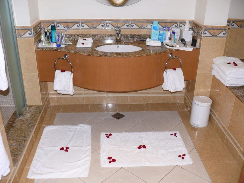 Rote Rosen soll es regnen Hotel Le Meridien Al Aqah Beach Resort