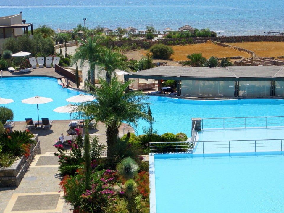 Blick vom Hauptrestaurant auf Poolanlage Aquagrand Artistic Luxury Beach Resort - Adults only