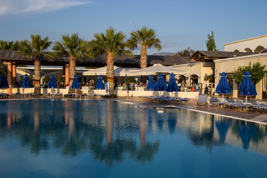 Pool am Restaurant und Nord Terrasse Neptune Luxury Resort