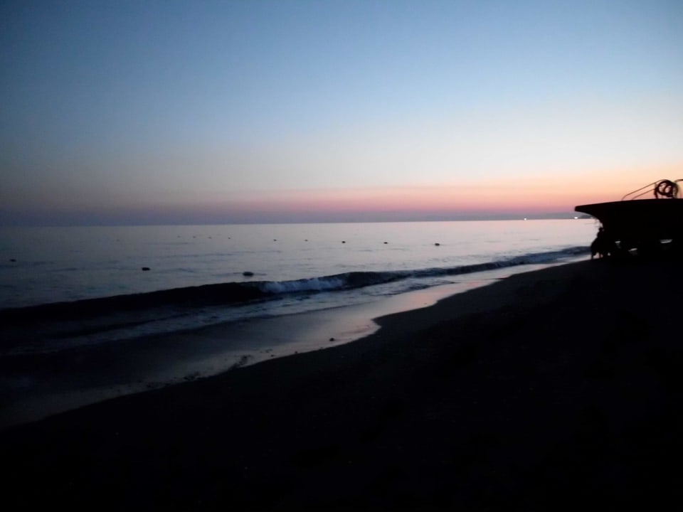 Abends  Club Turtas Beach Hotel