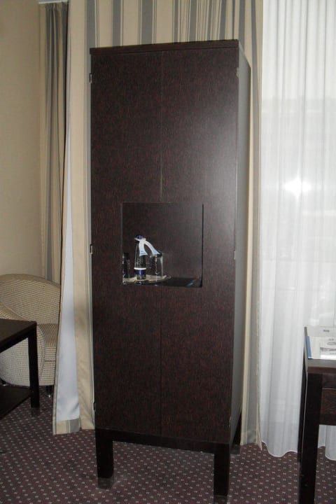 TV-Schrank Mercure Muenchen Ost Messe