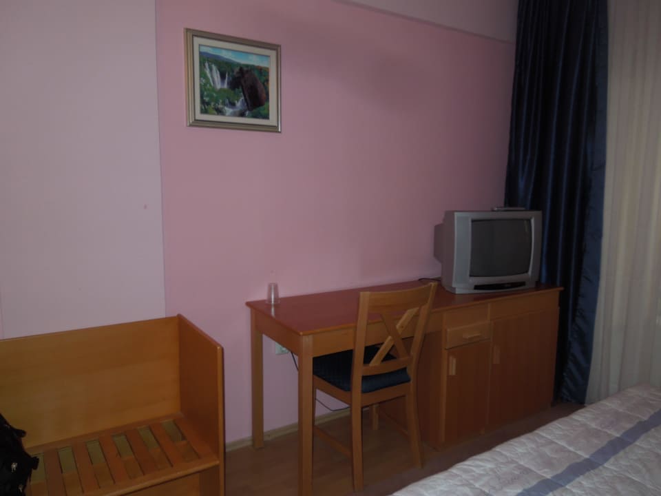 Schreibtisch und TV Hotel Macola