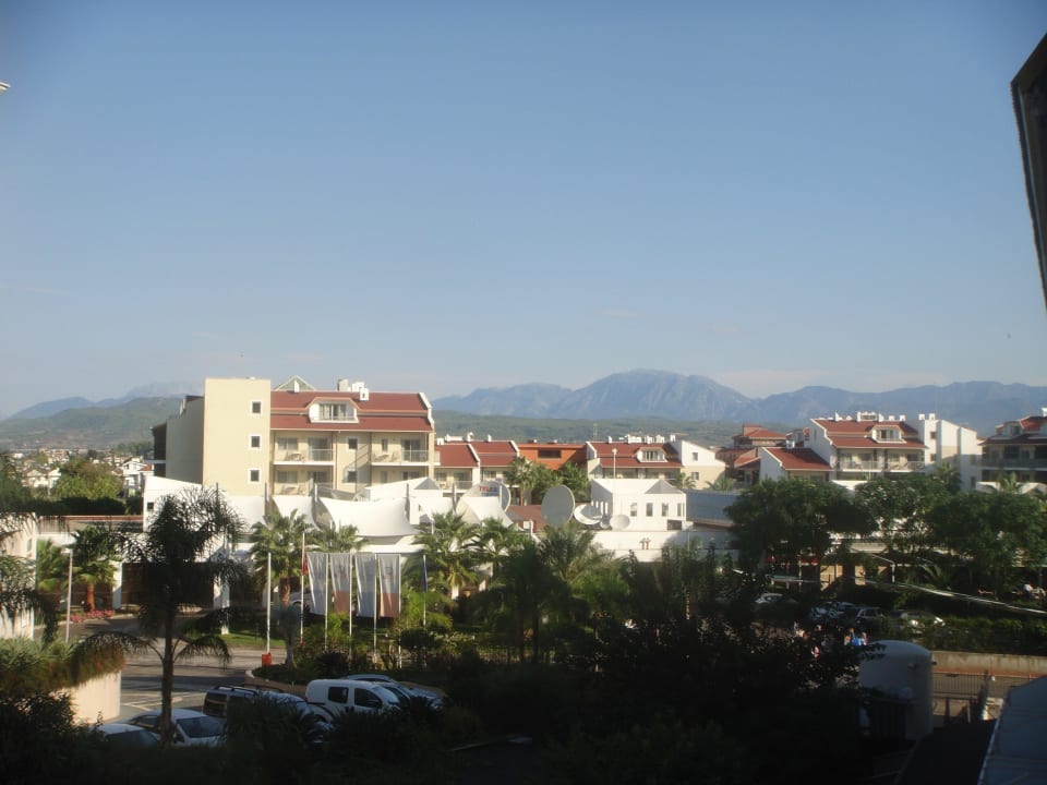 Bei schönem Wetter zur Strasse Aydinbey Kings Palace & Spa