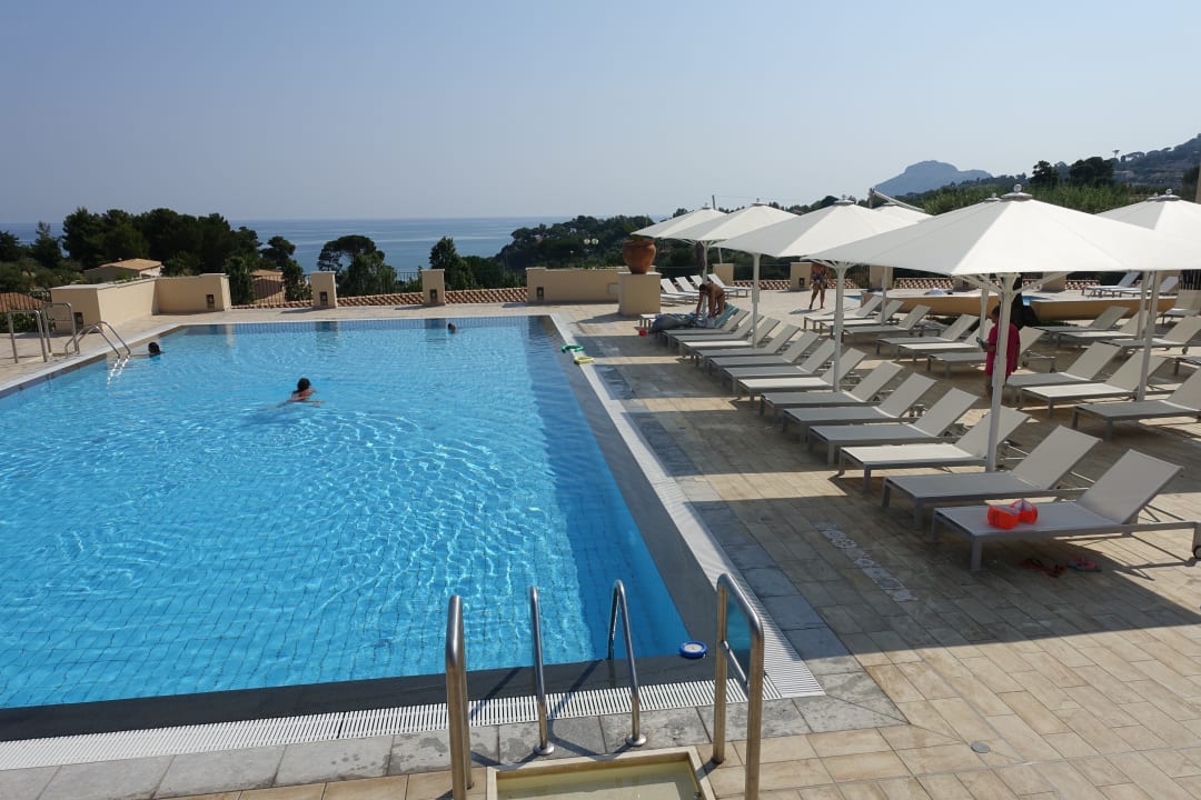 Großer Pool mit Blick zum Meer Hapimag Resort Cefalù