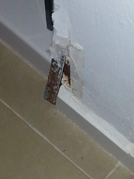 Wand zur Duschtür hin Iberostar Waves Bahia de Palma