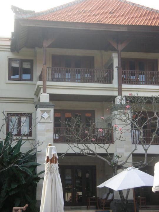 Blick vom Pool auf Club-Zimmer Puri Santrian