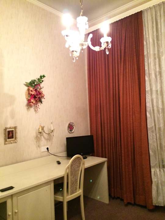 Vorzimmer mit Arbeitsplatz Zimmer 6 Hotel Wittelsbach am Kurfürstendamm