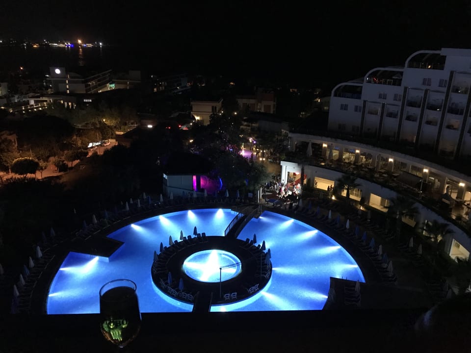 Pool Side Prenses Resort & Spa