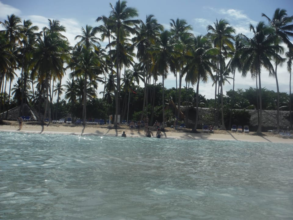 Blick vom Meer zum Strand Wyndham Alltra Samana