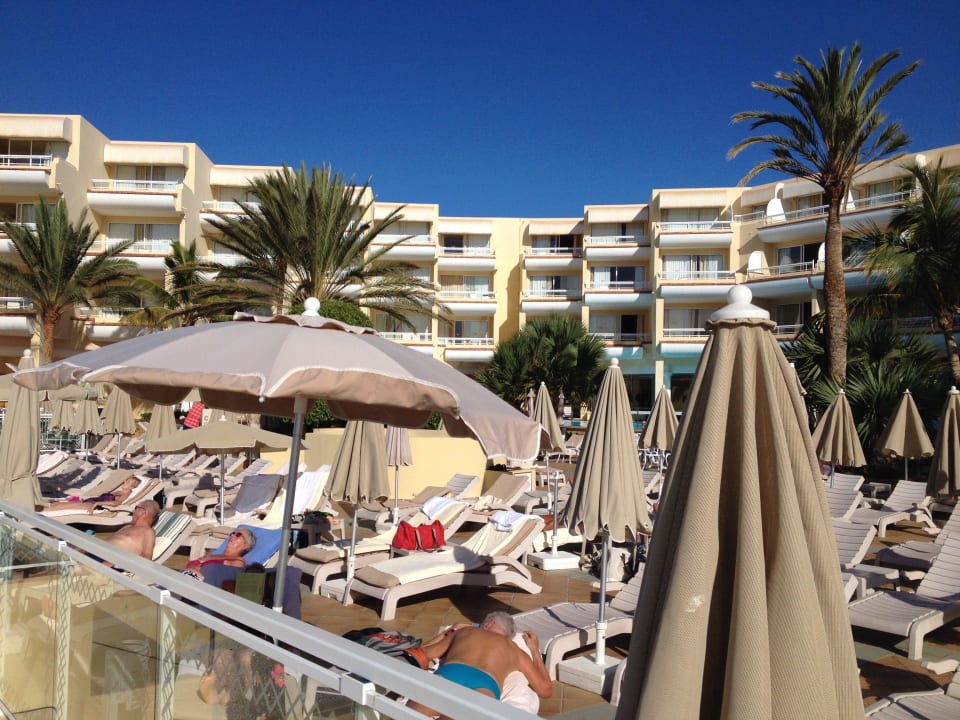 Poolanlage mit dicht gedrängten Liegen Hotel Riu Palace Jandia
