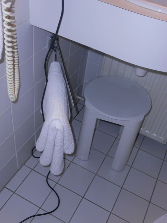 Bitte bücken, Handtuchhalter weit unten angebracht Hotel Novalis Dresden By Aurum