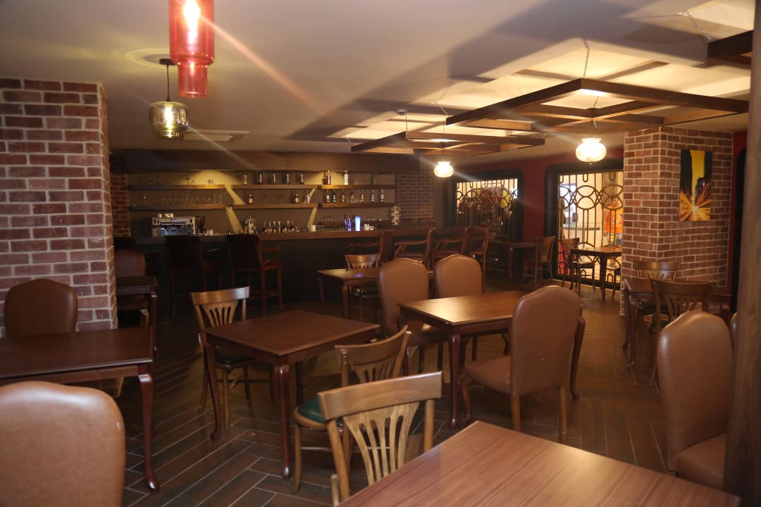 English Pub J'adore Deluxe Hotel & Spa