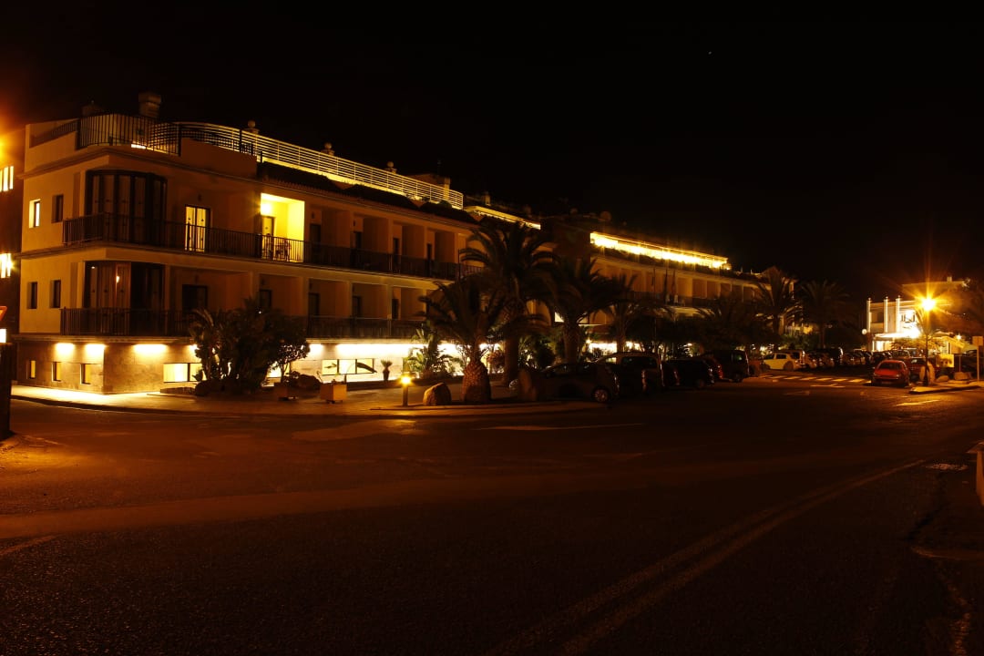 Hotelansicht bei Nacht Hotel Gran Rey