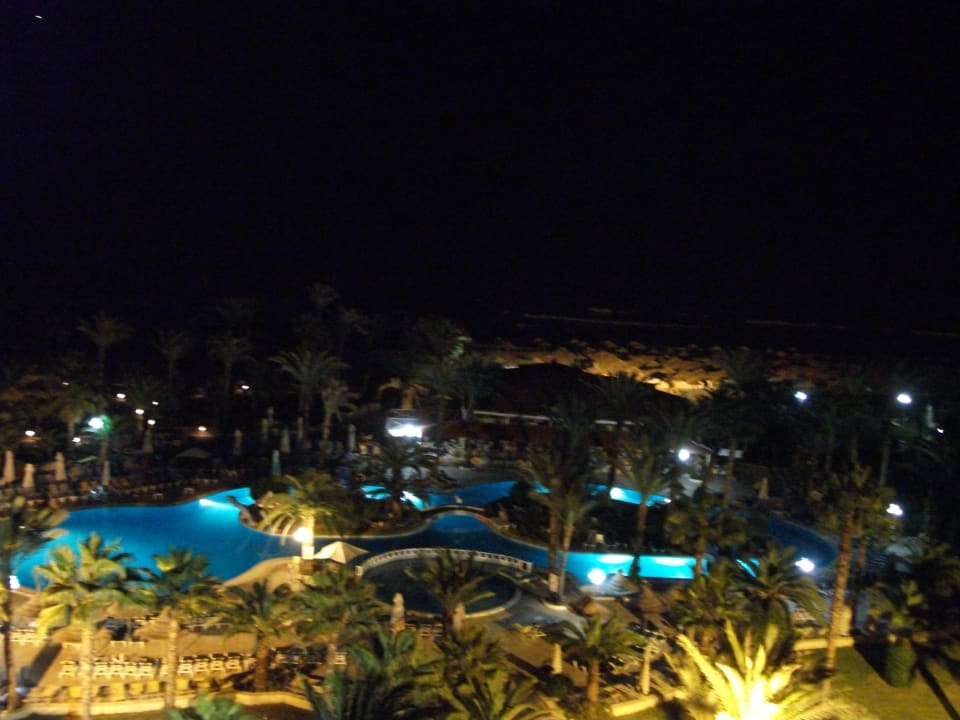 Aussicht aus unserem Zimmer. Pool bei Nacht Riadh Palms Resort & Spa